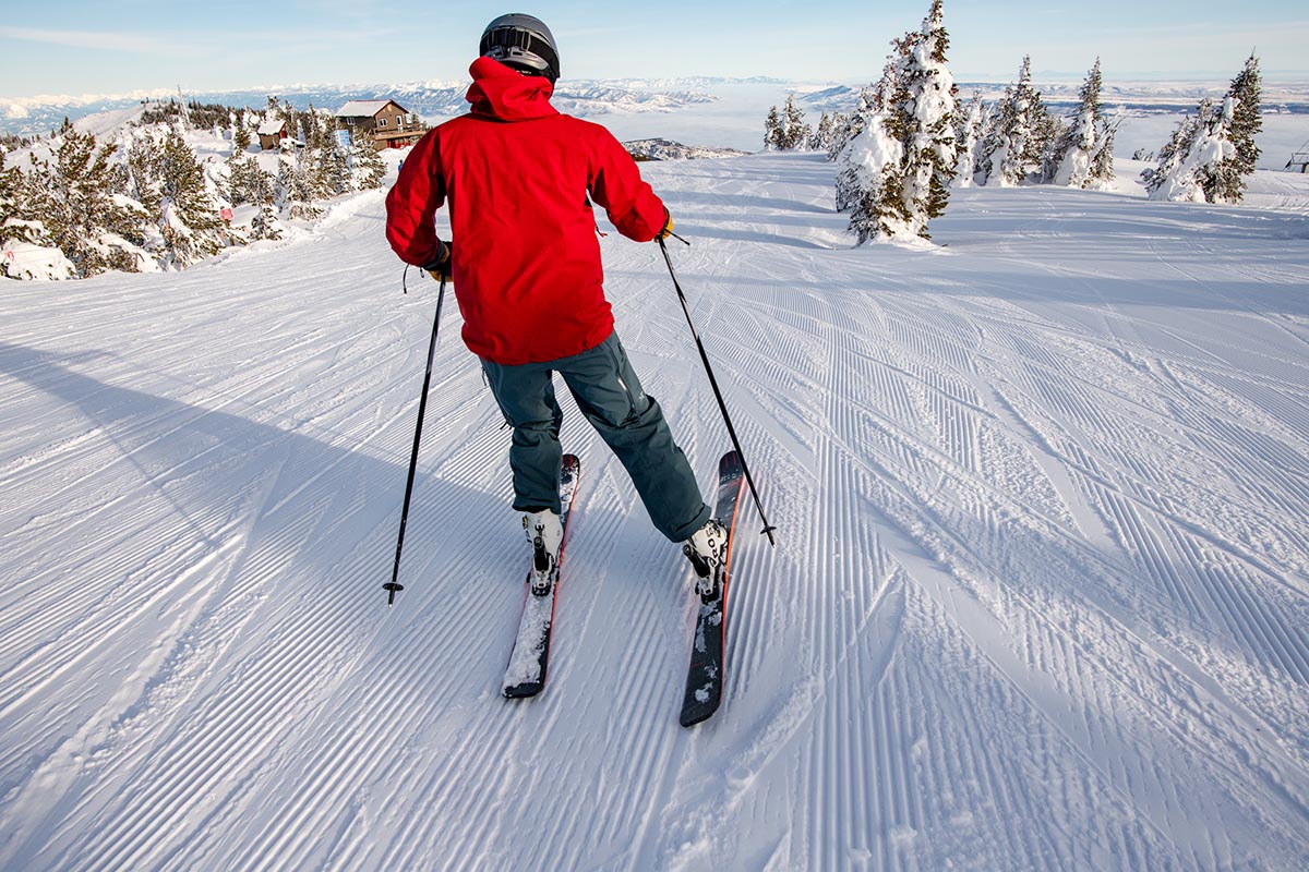 Intermediate skis (skiing groomer)